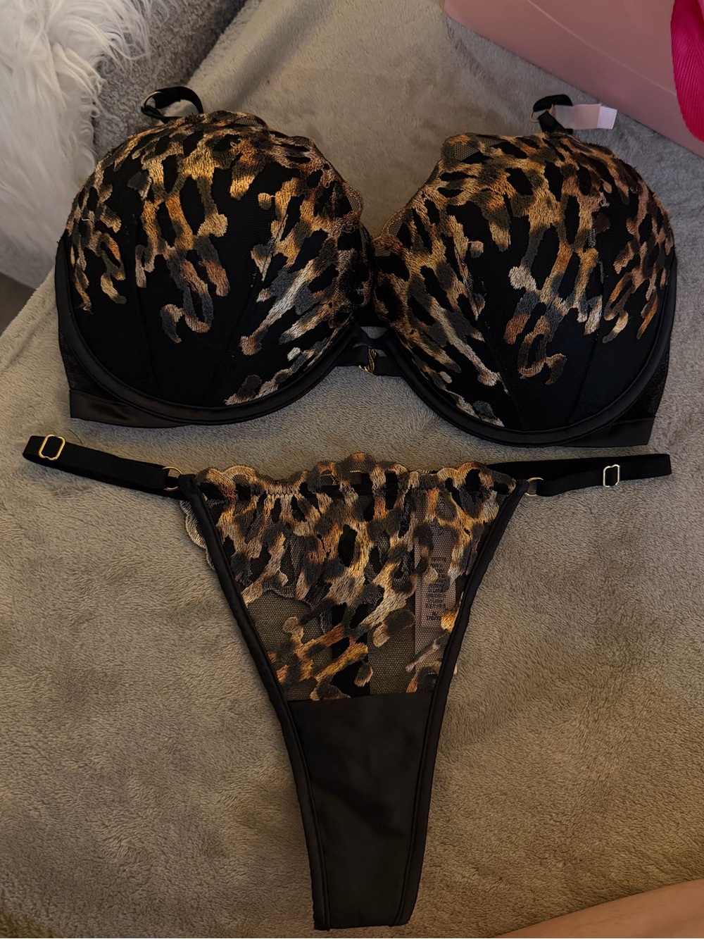 Victoria secret VERY SEXY Leopard
Embroidery Push-Up Bra and panty